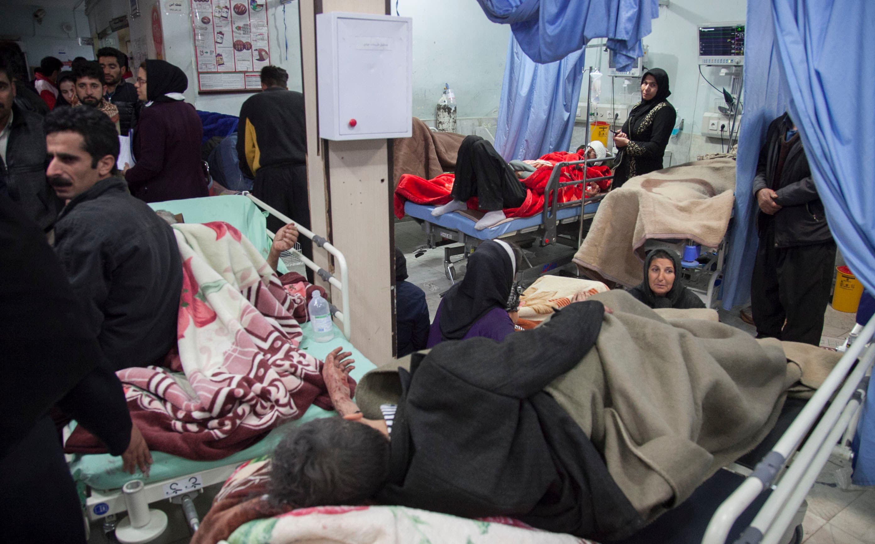 Victims are treated in hospital in Sarpol Zahab. Photo: AFP