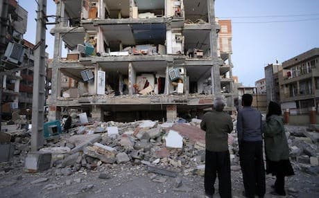 Civilians look at destroyed buildings after an earthquake at the city of Sarpol-e-Zahab in western Iran, on Nov. 13, 2017.. Photo: Pouria Pakizeh / AFP/Getty Images
