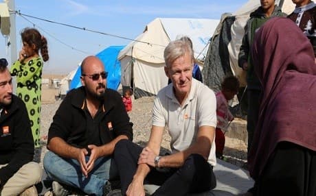 NRC's Secretary General Jan Egeland in Hammam Al Alil camp outside Mosul, Iraq, where he met displaced families © Alan Ayoubi/NRC