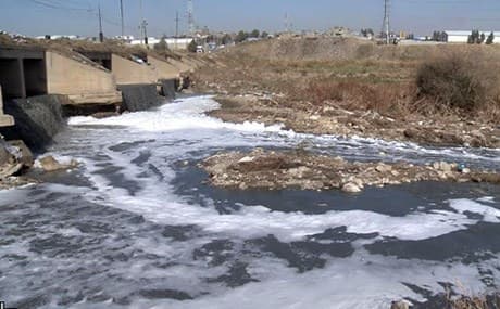 بەدرێژایی 80 کیلۆمەتری رێڕەوی ئاوەکە کەفێکی سپی بەدیدەکرێت کە ماددە کانزاییەکانی پاشەڕۆی کارگەکان دروستیکردووە