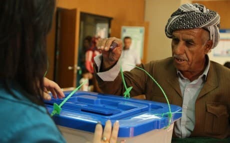 A Kurdish man casts his vote in the 2013 general elections in the Kurdistan Region. File photo: Rudaw