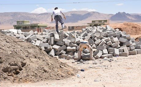 People in Shingal rebuild a dwelling. File photo: Rudaw