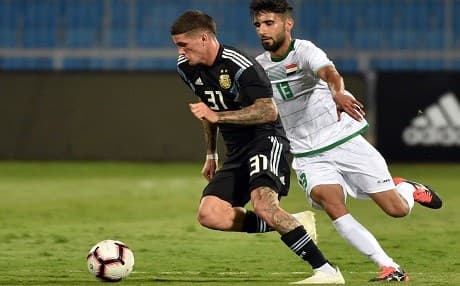 Argentina's Rodrigo De Paul (L) is marked by Iraq's Bashar Rasan during a friendly football match between Argentina and Iraq at the Faisal bin Fahd Stadium in Riyadh on October 11, 2018. Photo: Fayez Nureldine/AFP