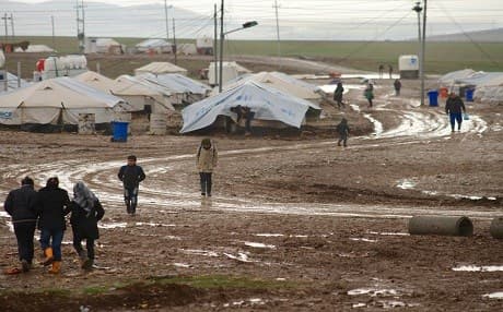 Displaced persons mosey in a camp in Iraq. Photo: UNICEF