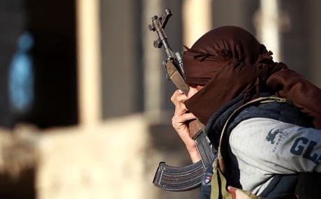 A member of the Syrian Democratic Forces (SDF) holding his rifle in Hajin, Deir ez-Zor province, eastern Syria, December 15, 2018. Photo: Delil Souleiman / AFP