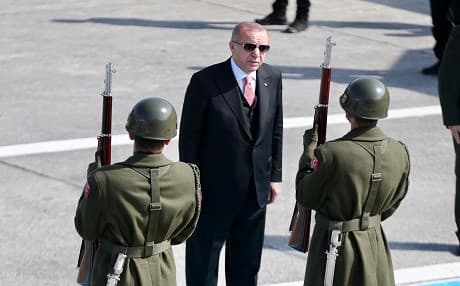 Turkish President Recep Tayyip Erdogan greets guard of honor before his departure from Istanbul to attend the Eighth Meeting of the Turkey-Russia High Level Cooperation Council on April 8, 2019. Photo: AA