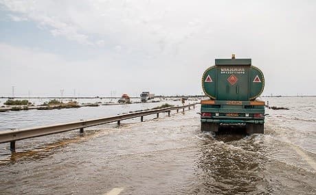 Floodwaters submerge Iran’s Ahwaz-Abadan road in southwest Khuzestan province, April 13, 2019. Photo: Hossein Abdollah Asl / Tasnim