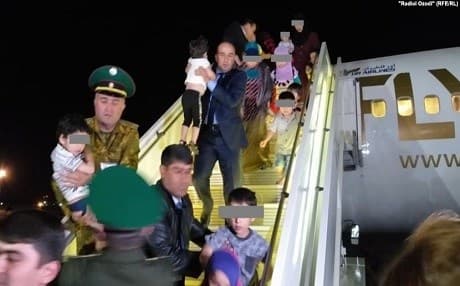 A plane delivering Tajik children from Iraq arrive in Dushanbe, Tajikistan, late on April 30, 2019. Photo: RFE/RL