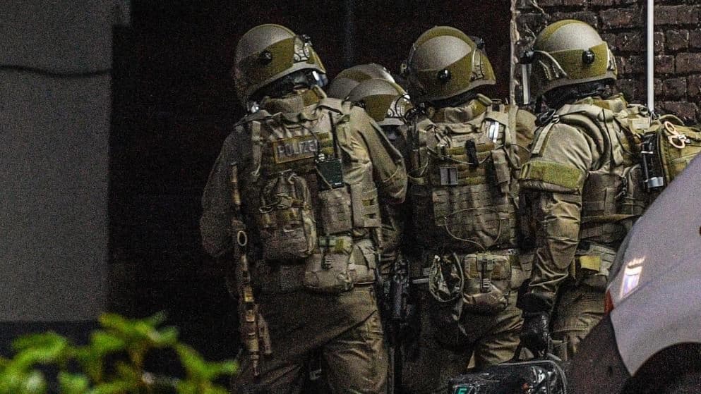 German police carry out pre-dawn raids on Wednesday 22 May. Photo: Tim Foltin via Bild