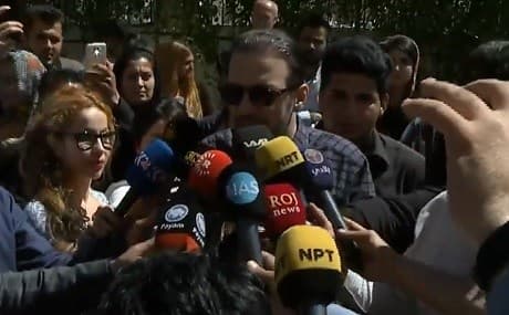 New Generation leader Shaswar Abdulwahid speaks to reporters outside his home after being released on bail from Asayesh custody, May 30, 2019. Photo: Rudaw TV