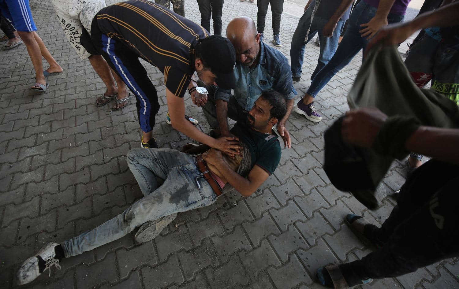Iraqi protesters evacuate a wounded comrade during clashes amidst a demonstration against state corruption, failing public services, and unemployment, in the Iraqi capital Baghdad on October 5, 2019. Photo: Ahmad al-Rubaye/AFP
