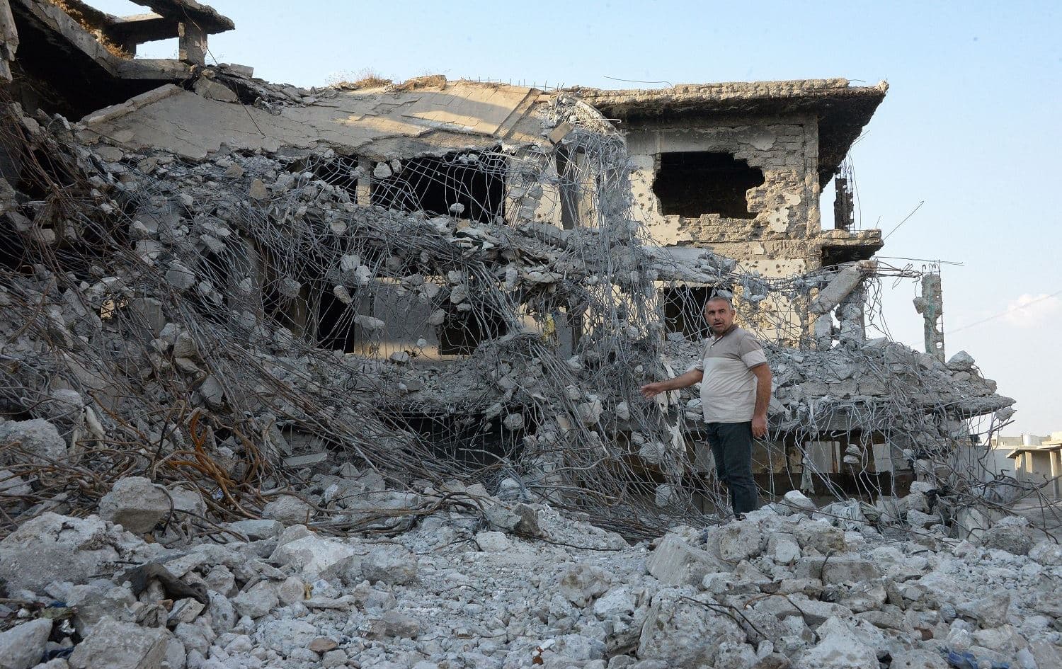 A man stands among the rubble of a destroyed building on October 27, 2019 in the old city of Mosul, the former base of the Islamic State (IS) group in Iraq. Photo: Zaid al-Obeidi/AFP