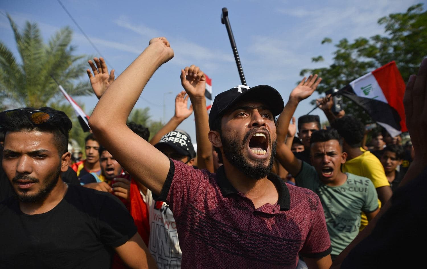 aqi protesters chant during an anti-government demonstration outside the Najaf governorate headquarters in the central shrine city, on October 27, 2019. Photo: AFP