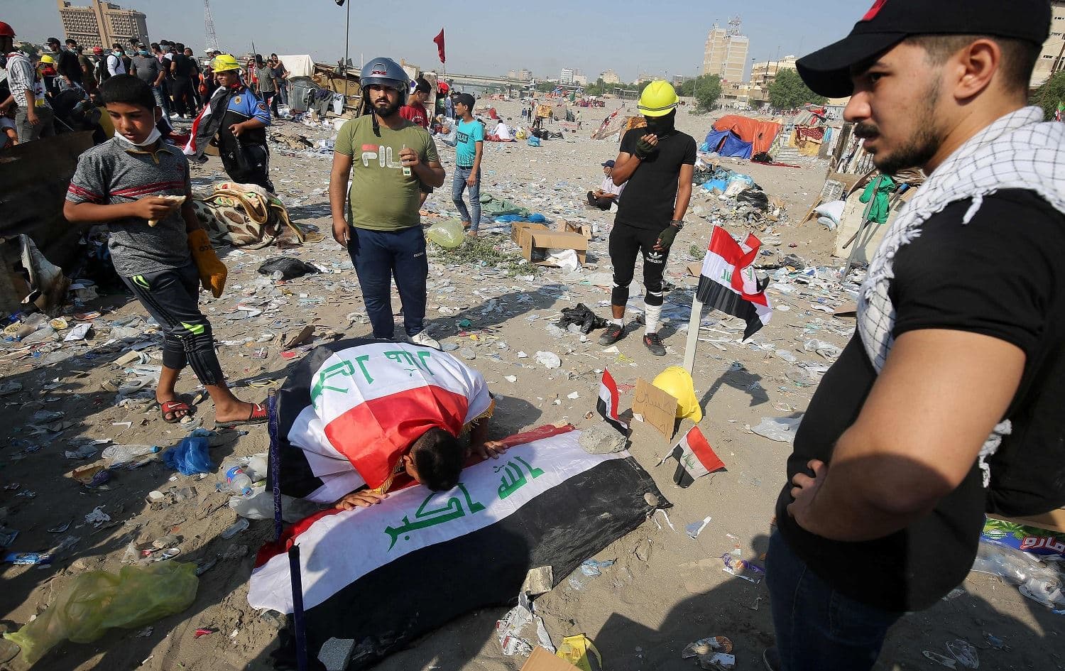 Iraqi demonstrators build symbolic tombs for those who were killed during ongoing anti-government protests, near al-Jumhuriya bridge which leads to the high-security Green Zone, in the capital Baghdad on November 4, 2019. Photo: AFP / Ahmad al-Rubaye