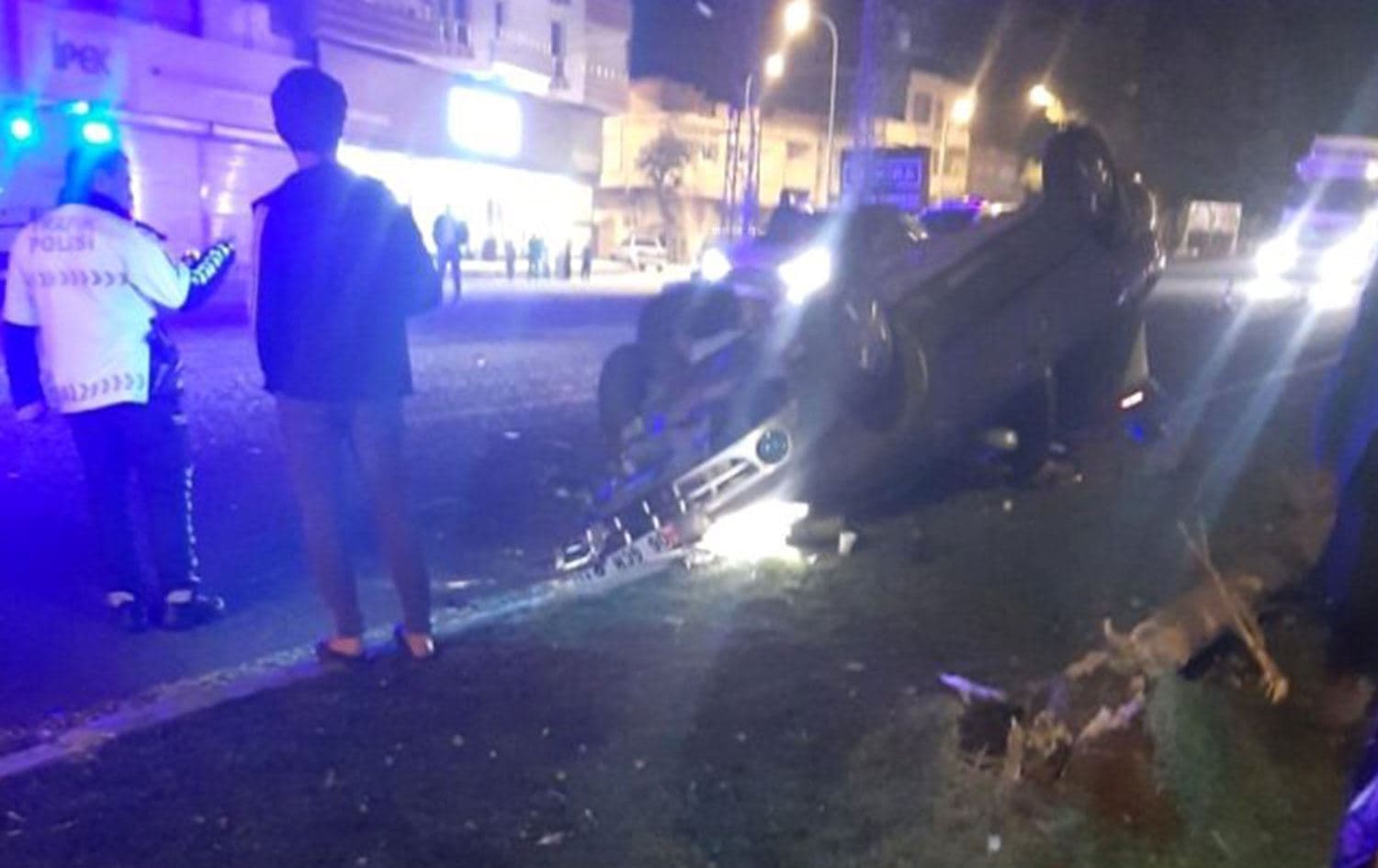 Siverek'te otomobil refüje çarparak takla attı