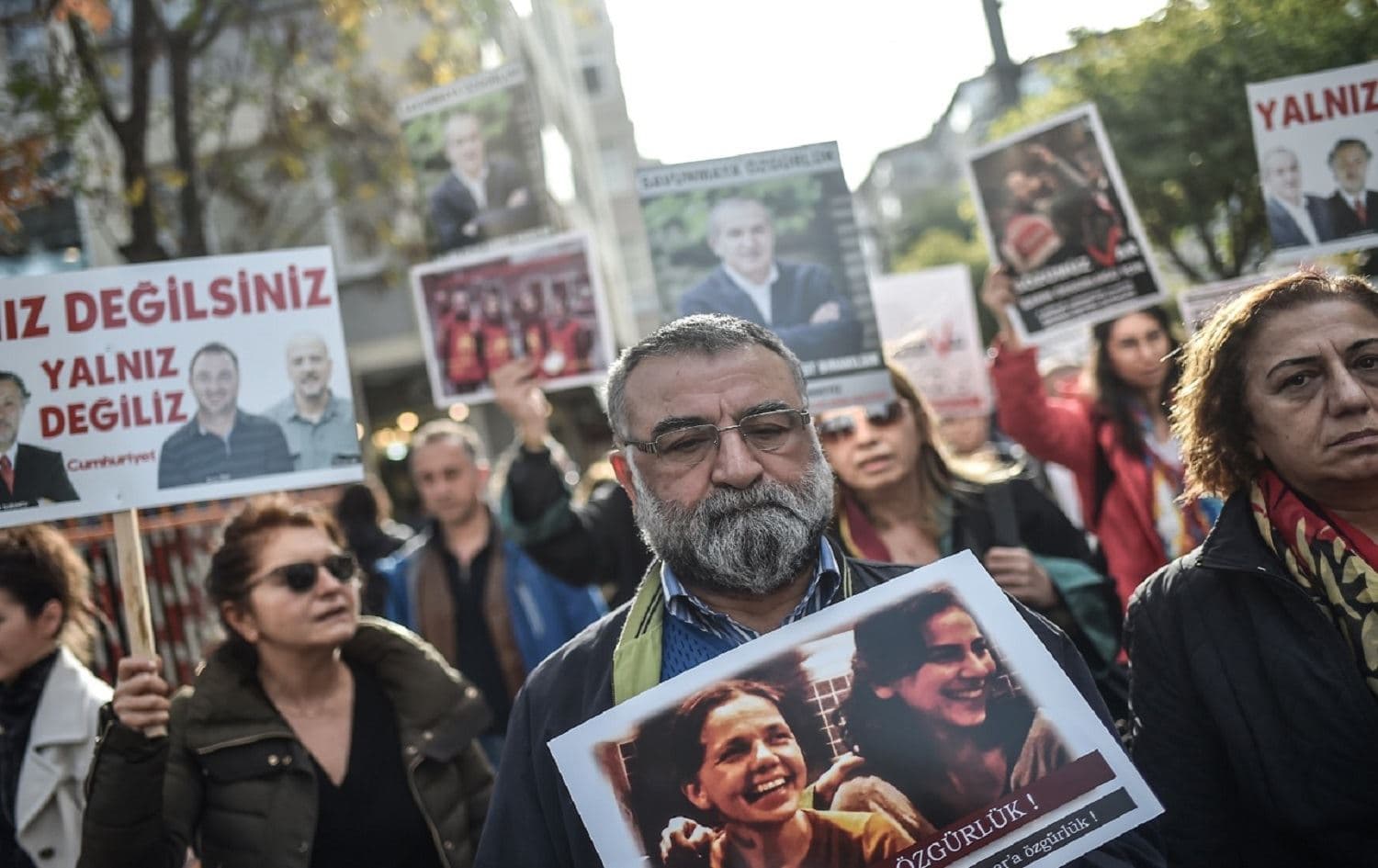 People take part in a protest against the Turkish government for arresting journalists, academics and lawyers in Istanbul, December 2, 2017. Photo: Ozan Kose/AFP