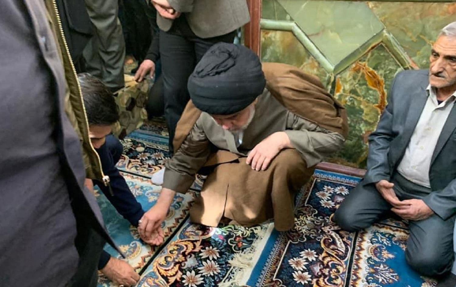 Iraqi cleric Muqtada al-Sadr prays at the mausoleum of Imam Ali in Najaf on February 22, 2020. Photo: AFP / Muqtada al-Sadr's press office