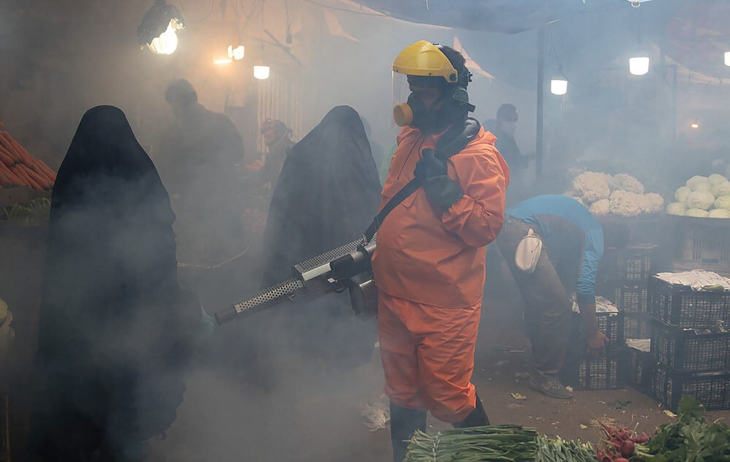 Workers disinfect Shiraz passages. Photo: Mohammadreza Dehdari/ ISNA