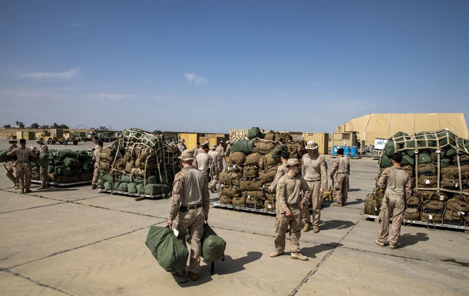 US Marines prepare their gear for the transfer of Al-Taqaddum, Iraq, March 24, 2020. Photo: Sgt. Robert G. Gavaldon / US Marine Corps