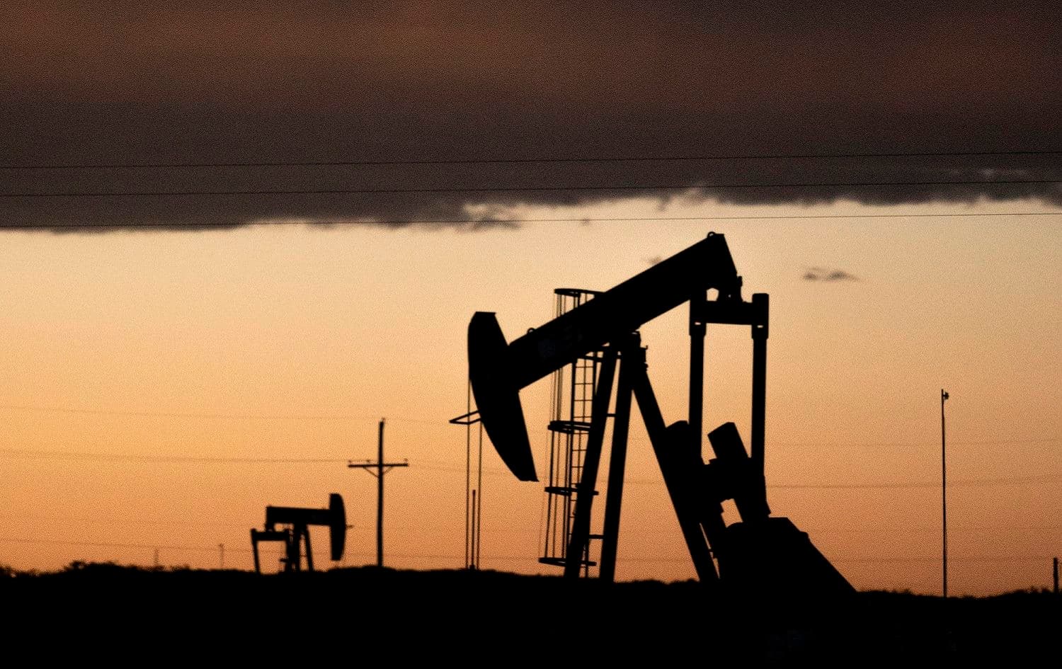 Pump jacks operate at dusk near Loco Hills in Eddy County, New Mexico, April 23, 2020. File photo: Paul Ratje / AFP