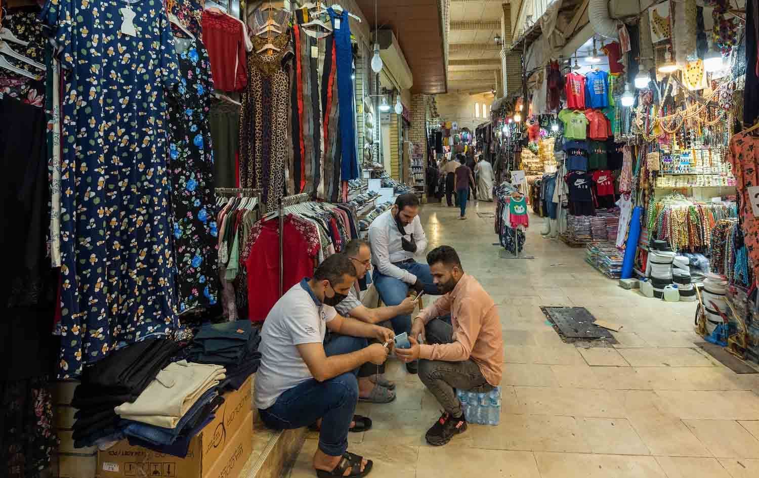 چەند گەنجێک لەنێو بازاڕی هەولێر / وێنە: بڵند تاهیر - رووداو