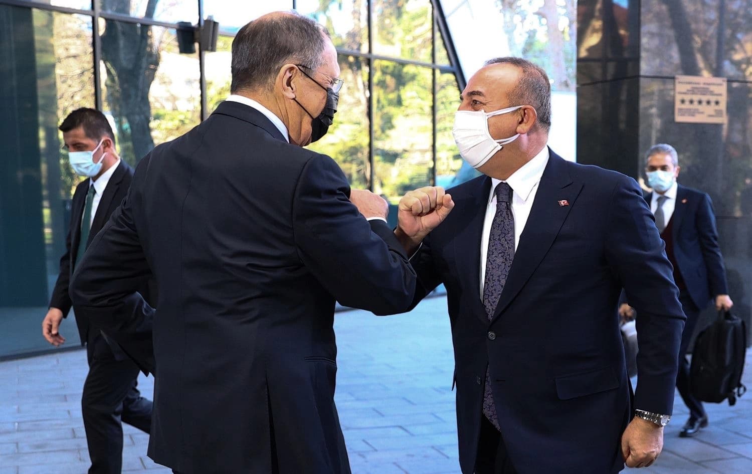 Russian Foreign Minister Sergei Lavrov (L) welcomes his Turkish counterpart Mevlut Cavusoglu in Sochi, Russia on December 29, 2020. Photo: Russian Foreign Ministry/AFP