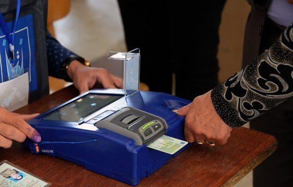 An Iraqi voter has her biometric voting card checked with her fingerprint upon arriving at a poll station in al-Hamdaniyah, some 30 kilometers from Mosul, on May 12th, 2018. File photo: Zaid al-Obeidi/ AFP