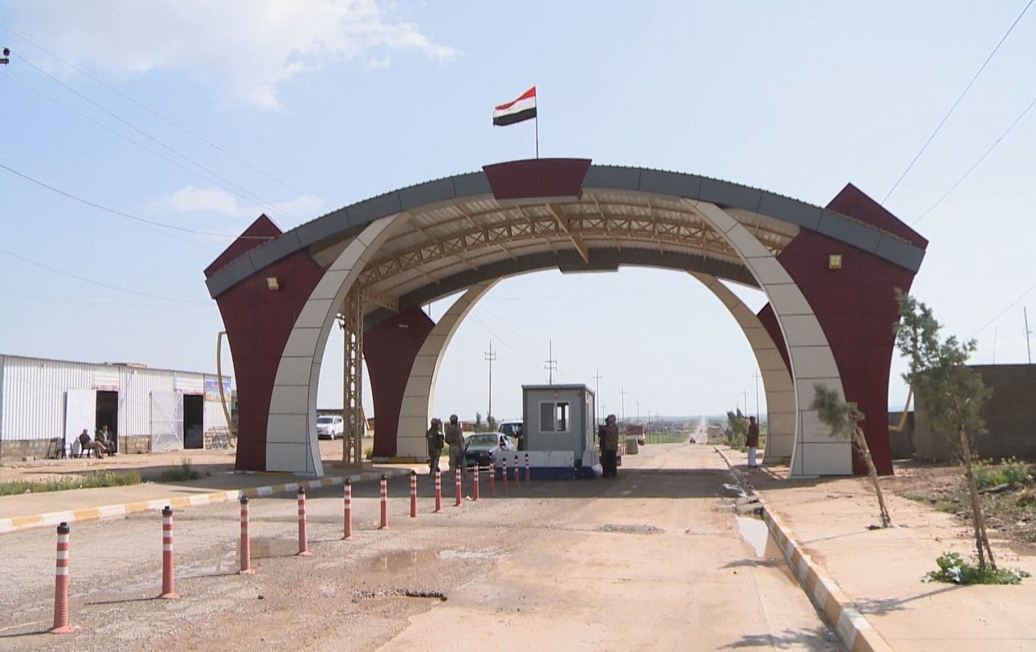 An Iraqi flag flies above a checkpoint in Shingal on November 27, 2020. Photo: Rudaw