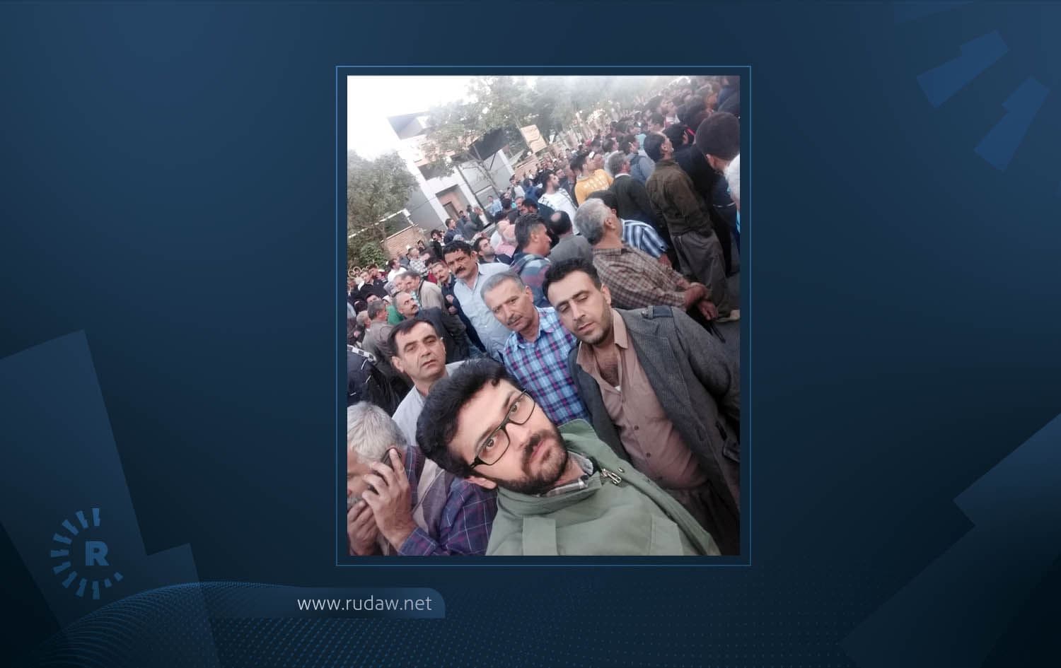 Activists and protestors gather in front of Sanandaj prison. Photo: social media