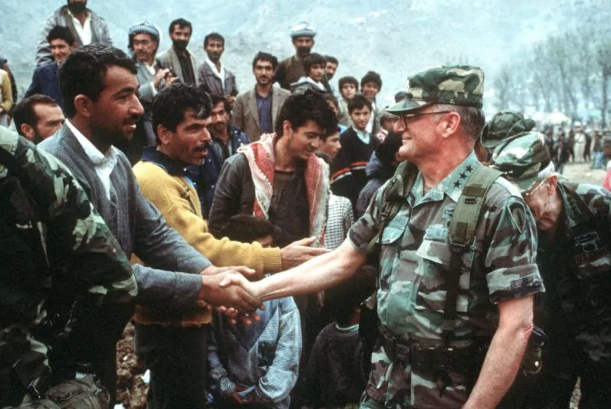 ABD’li emekli general John Shalikashvili 1991’de Şırnak’ta Kürt mültecileri ziyaret etti