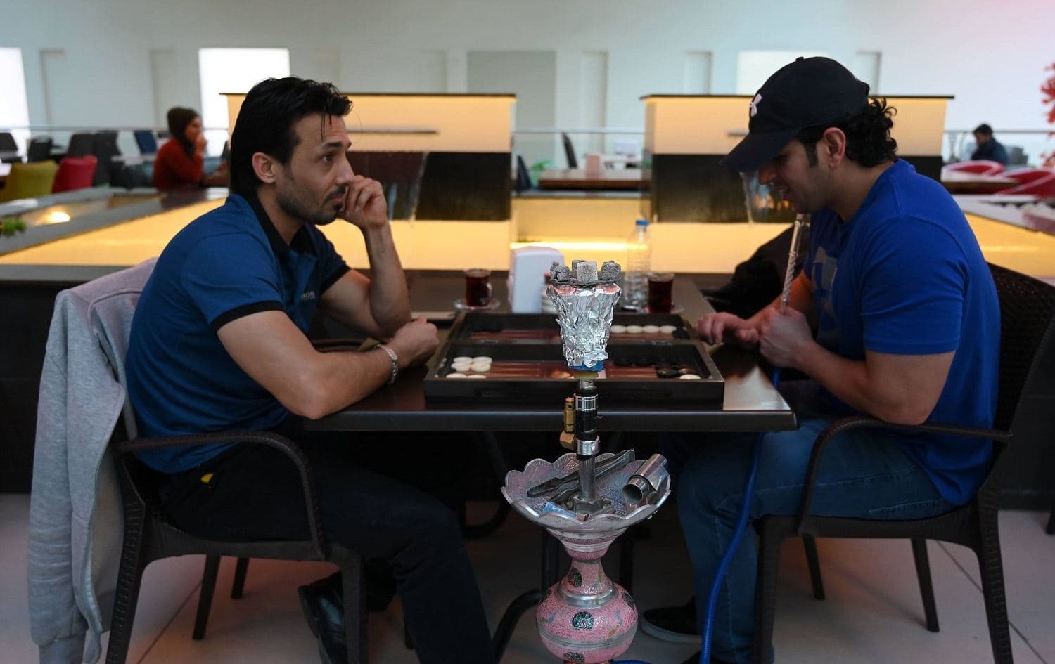 People smoke shisha and play backgammon in an Erbil cafe. File photo: Bilind T. Abdullah/Rudaw
