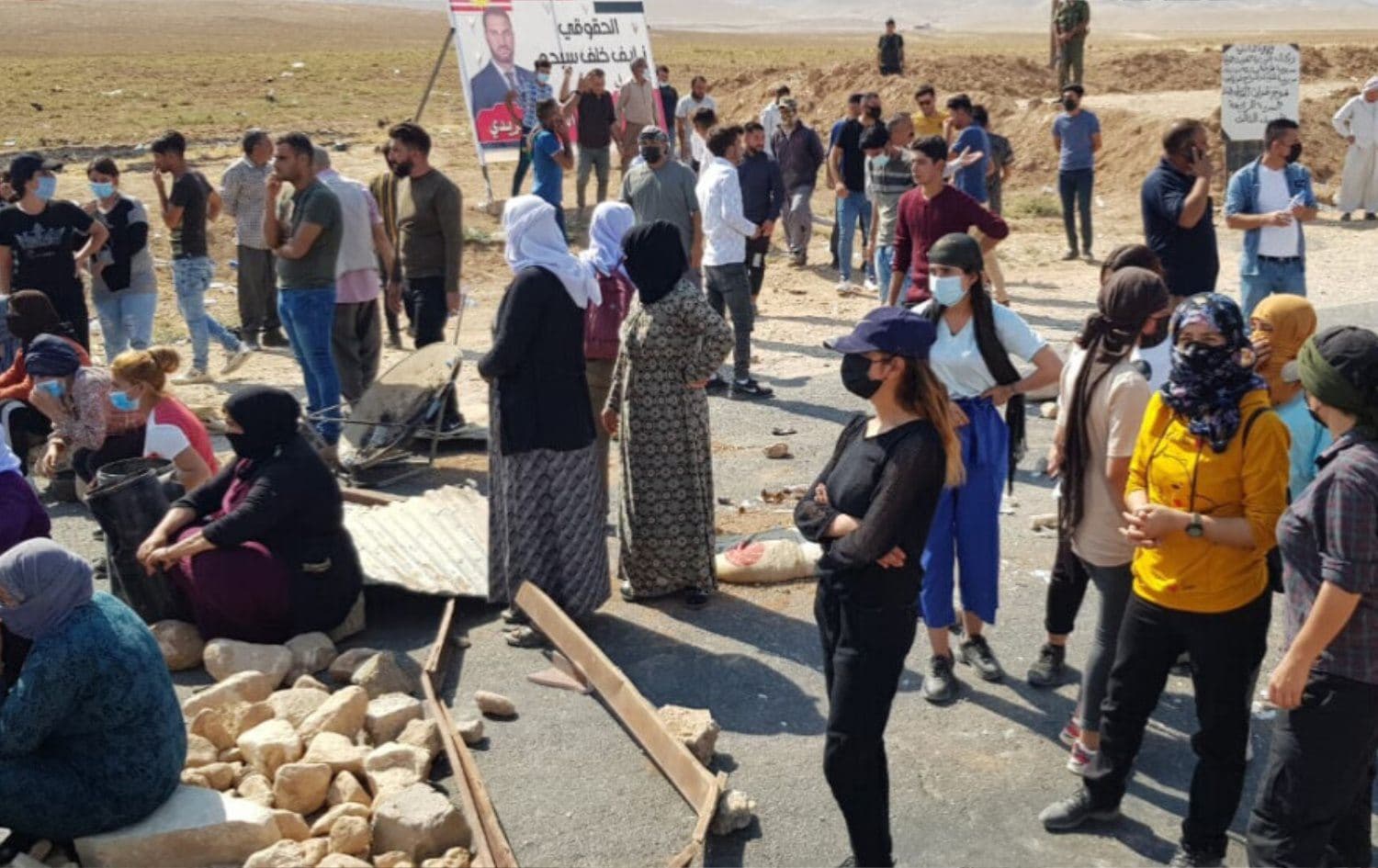 Scores of people blocked roads preventing KDP delegation from entering Shingal on October 2, 2021. Photo credit: ANF