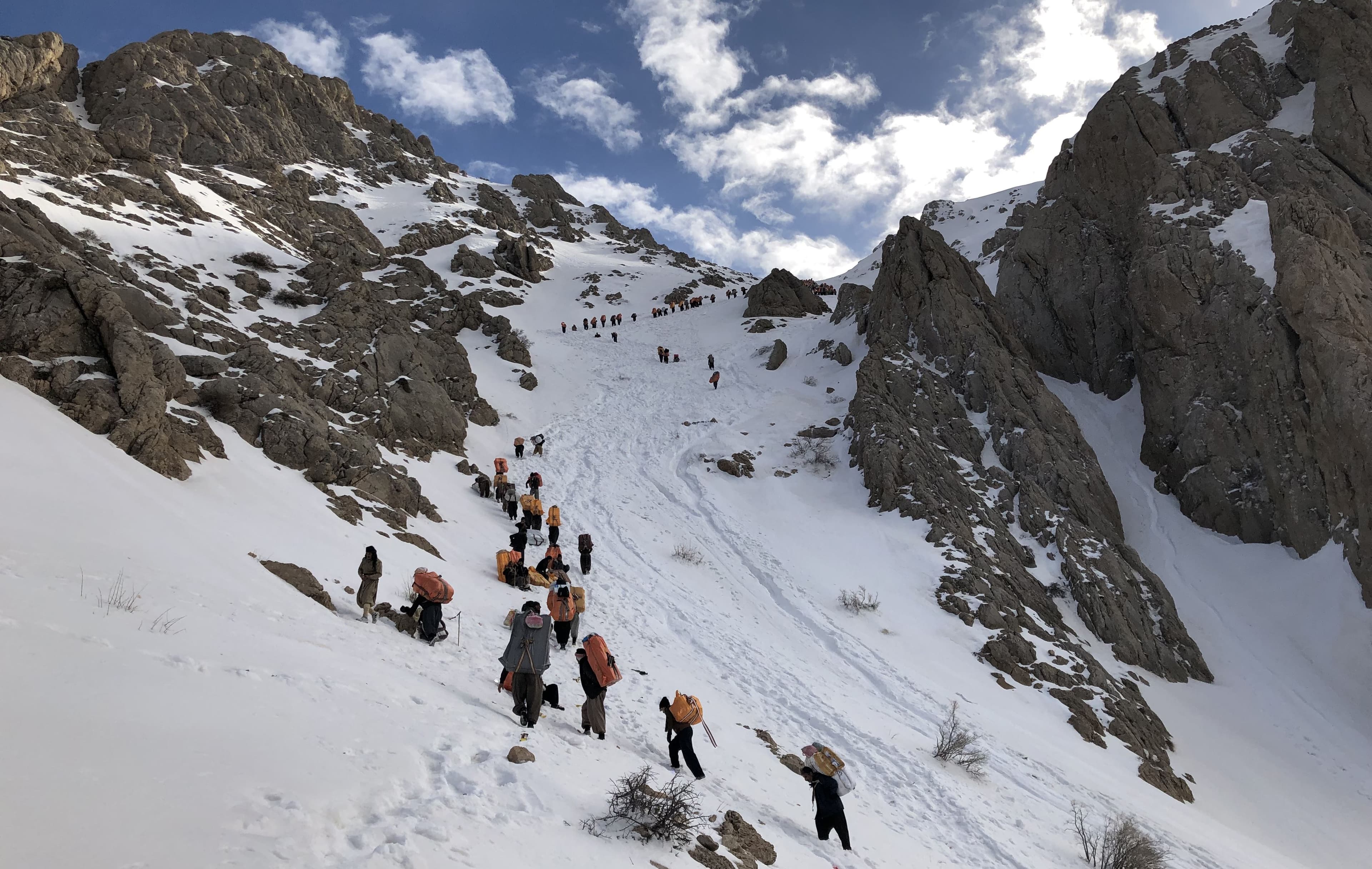 Tens of kolbars climb up the steep. February 12, 2019. Photo: Fazel Hawramy/Rudaw