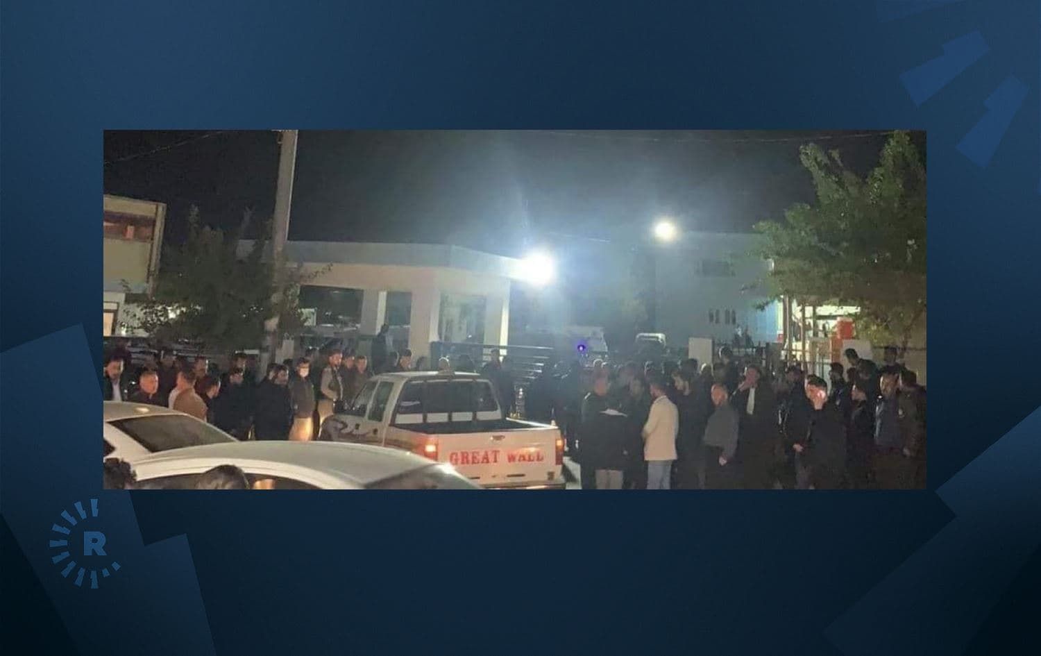 A crowd has gathered in front of Ranya hospital after the reported fatal shooting of a PUK commander on November 25, 2021. Photo: submitted