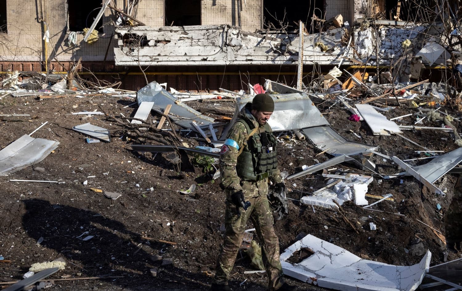 A Ukraine soldier inspects the rubble of a destroyed apartment building in Kyiv on March 15, 2022, after strikes on residential areas killed at least two people. Photo: Fadel Senna/AFP