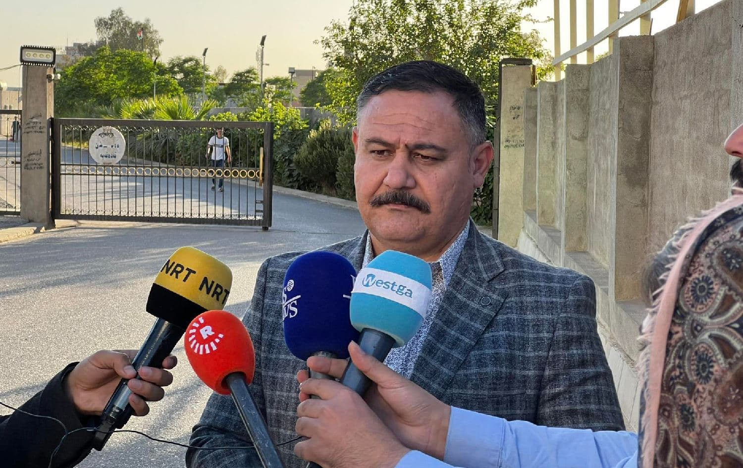 Erbil police spokesperson Hogir Aziz speaking to reporters in front of the city's forensic department on April 21, 2022. Photo: Dilan Sirwan/Rudaw