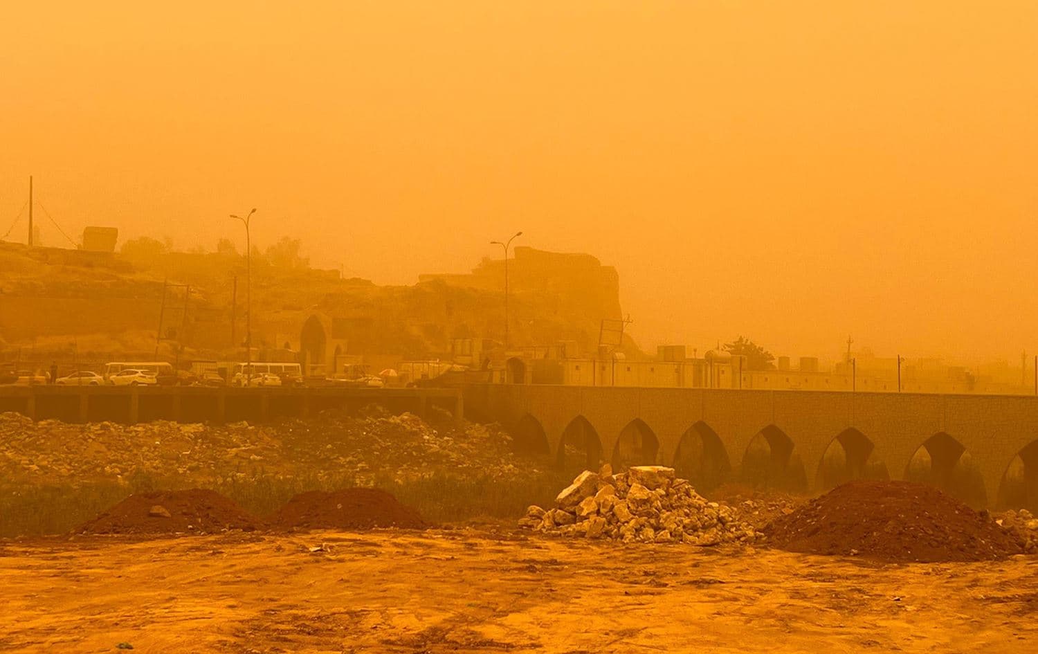 A heavy dust storm engulfs Kirkuk Citadel on May 16, 2022. Photo: Hardi Mohammed/Rudaw