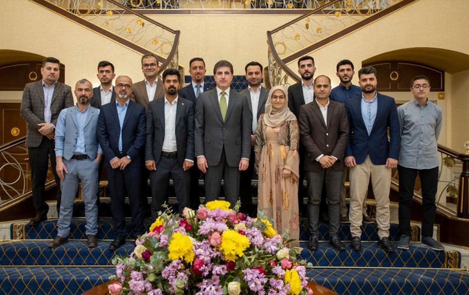 سەرۆکی هەرێمی کوردستان لەگەڵ ژمارەیەک لەو گەنجانەی کە توانییان شێوهزارى سۆرانى بۆ سهر خزمهتگوزاريى وهرگێڕانى گووگڵ زياد بكهن
