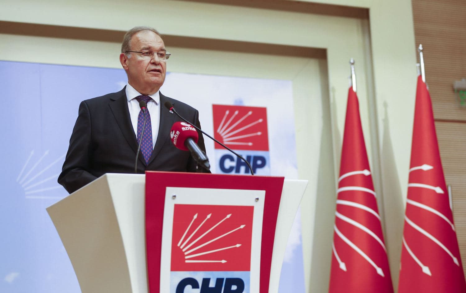 Faik Oztrak, CHP spokesperson, speaks to reporters in Ankara on May 20, 2022. Photo: AA