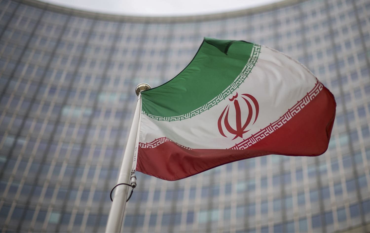 A national flag of Iran waves in front of the building of the International Atomic Energy Agency in Vienna, Austria on December 17, 2021. Photo: AP