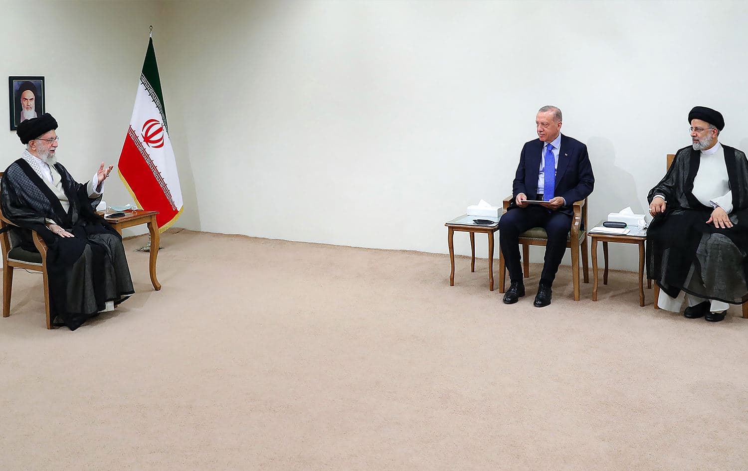 This handout picture provided by the office of Iran's Supreme Leader Ayatollah Ali Khamenei shows him meeting with Turkey's President Recep Tayyip Erdogan alongside Iran's President Ebrahim Raisi (R) in Tehran on July 19, 2022. Photo: Khamenei’s office/AFP