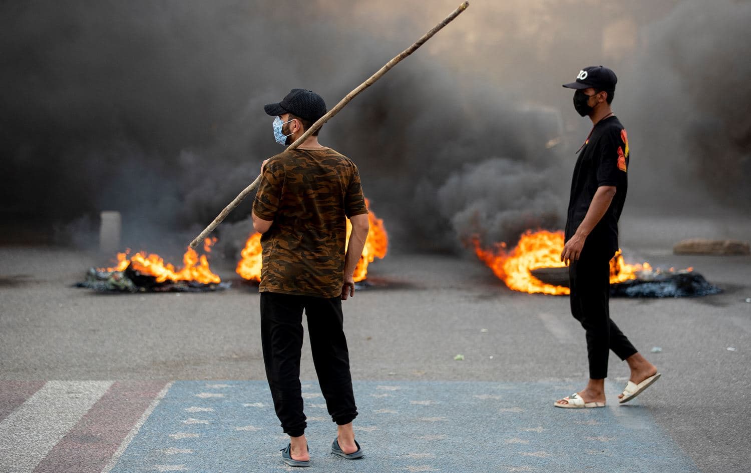 Supporters of Iraqi Shiite cleric Moqtada Sadr block a road with tyres during a demonstration in Iraq's southern city of Basra on August 29, 2022. Photo: Hussein Faleh/AFP