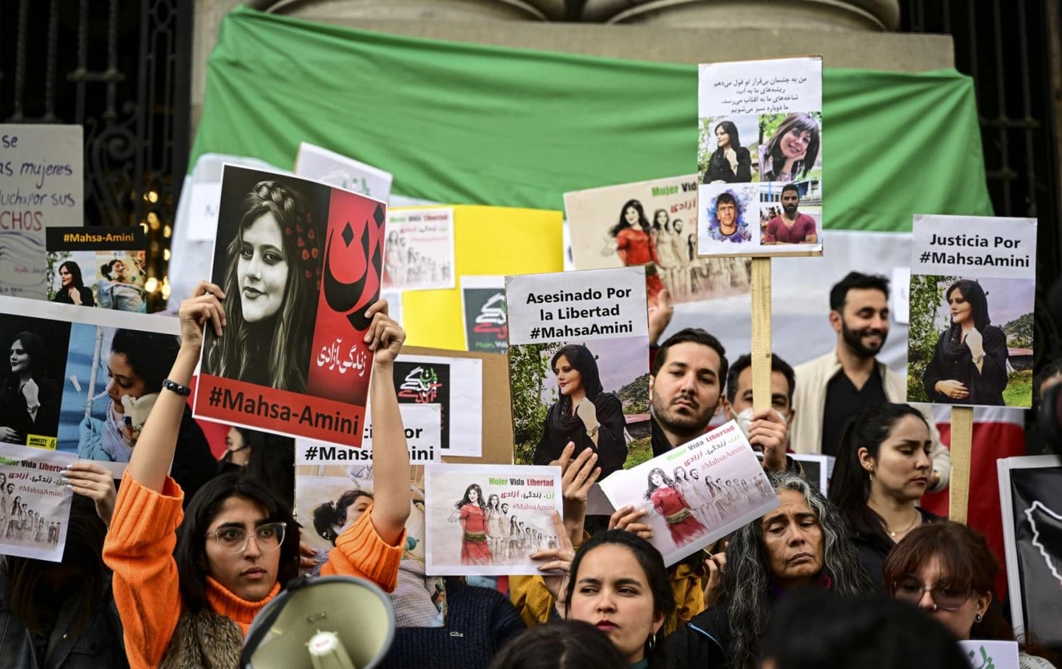 Women members of feminist groups and Iranians migrants hold a demonstration in support of Mahsa Amini in Santiago, Chile. Photo: AFP