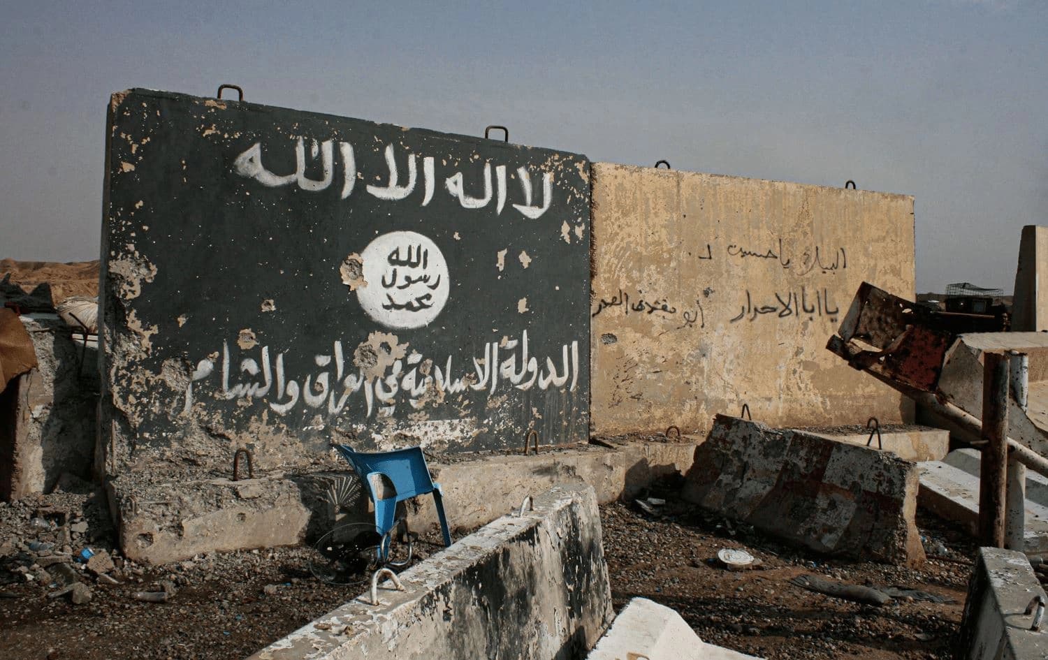 A wall painted with a flag used by the Islamic State (ISIS) group is seen outside Mosul following its recapture by Peshmerga forces on October 20, 2014. Photo: Fazel Hawramy/Rudaw