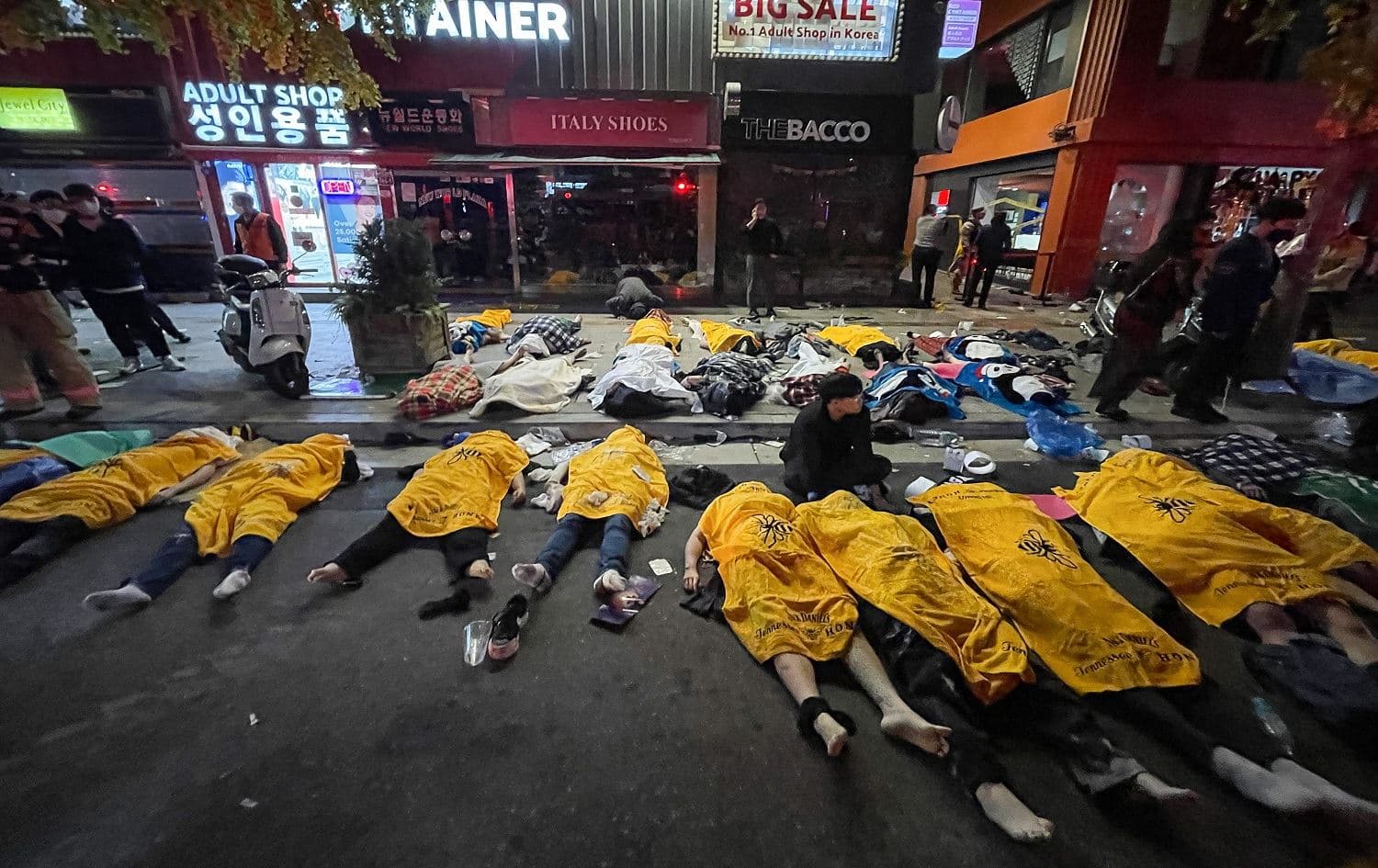 Nêzîkî 100,000 kesan beşdarî pîrozbahiyên Halloween li kolanên Itaewon bûne
