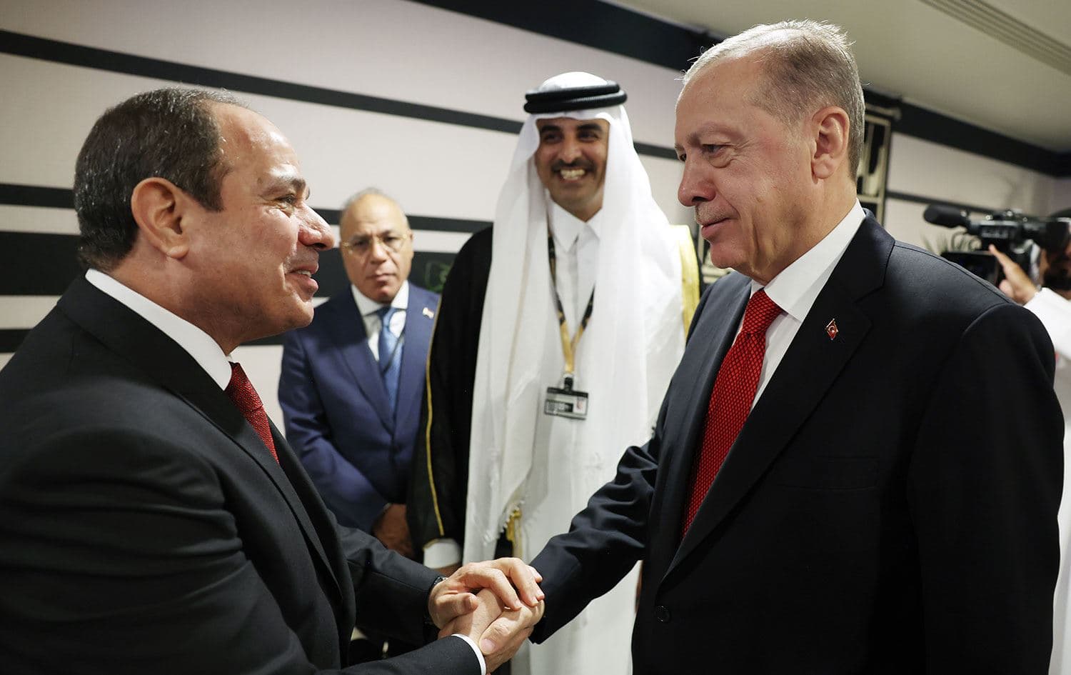 Türkiye Cumhurbaşkanı Recep Tayyip Erdoğan'ın 2022 FIFA Dünya Kupası’nın açılışına katılmak için gittiği Katar'da Mısır Cumhurbaşkanı Abdulfettah Sisi ile el sıkıştı. / AA