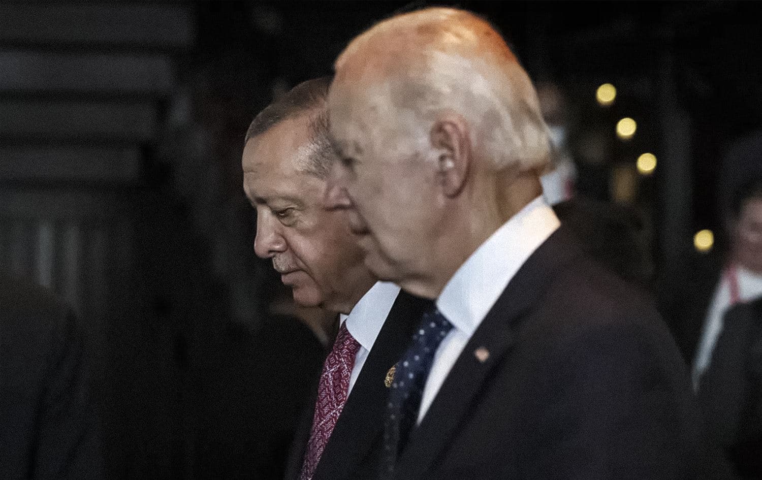 Turkish President Recep Tayyip Erdogan, left, walks with U.S. President Joe Biden during the G20 leaders' summit in Nusa Dua, Bali, Indonesia, Nov. 15, 2022. Photo: AP