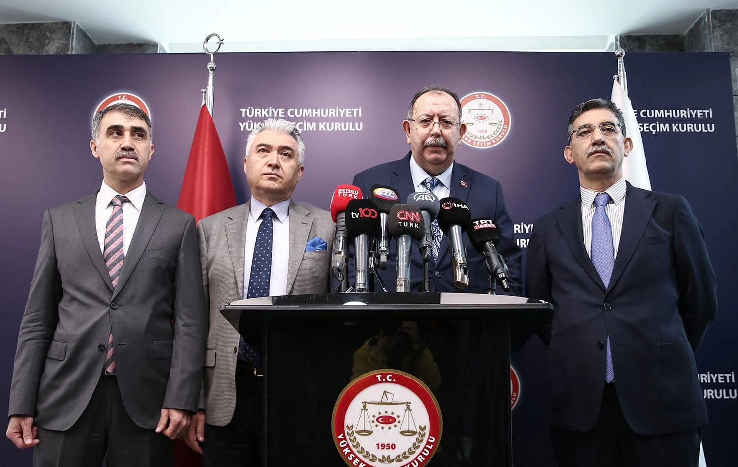 Yüksek Seçim Kurulu (YSK) Başkanı Ahmet Yener (ortad). / AA