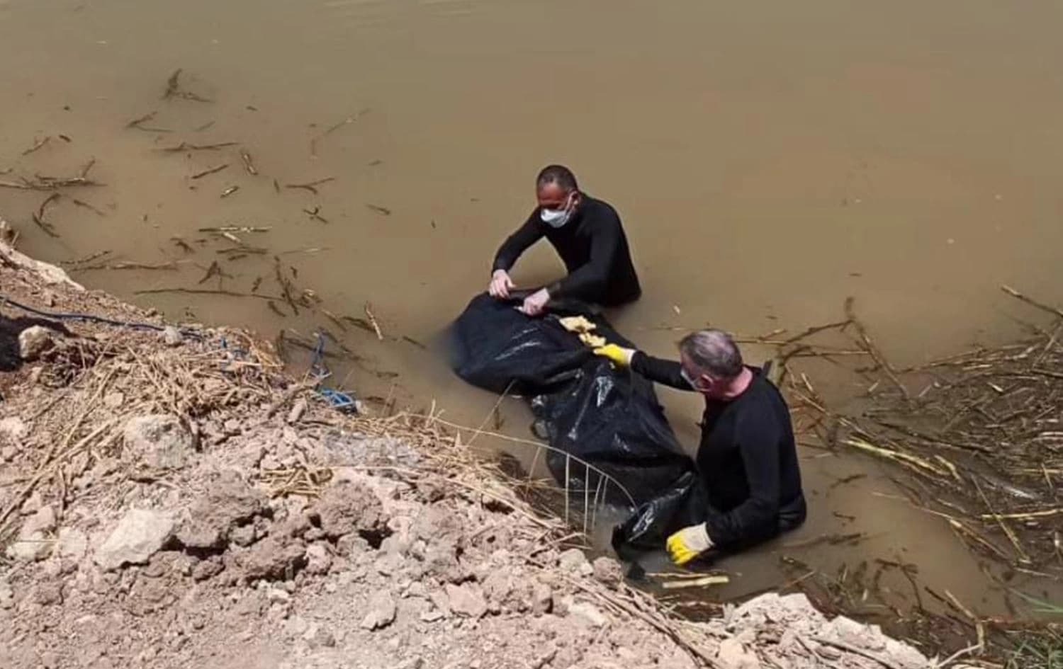 Li navçeya Tilbişarê ya ser bi Dîlokê ve di Çemê Sacirê de termên 2 ciwanan hatin dîtin.