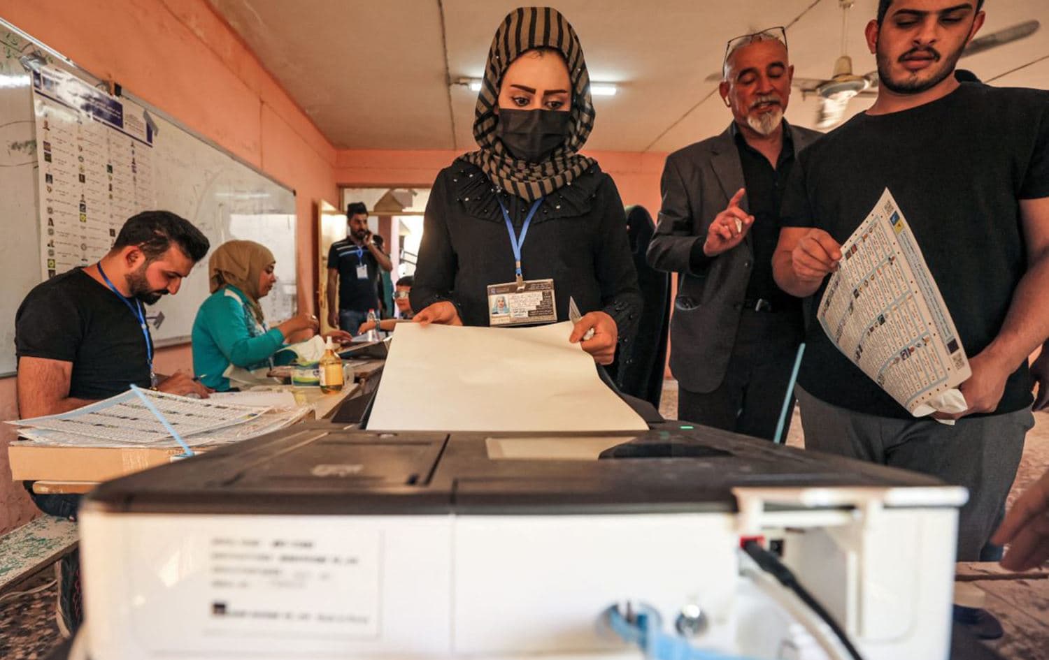 A woman voter casts her vote at a polling station in Iraq's capital Baghdad during the early parliamentary elections on October 10, 2021. Photo: Ahmad al-Rubaye/AFP